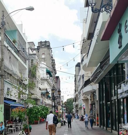 En la calle El Conde: un edificio fue ‘el más bello’ de la ciudad