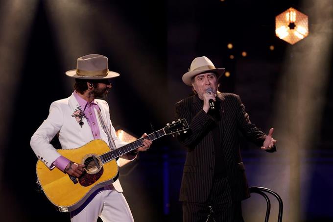 Joaquín Sabina elige «Tan joven y tan viejo» en su vuelta a un escenario