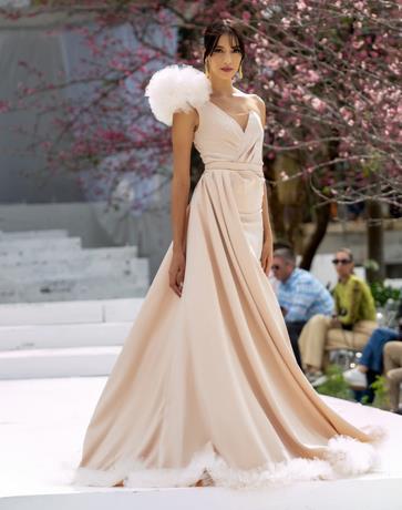 Moda y altruismo visten el Festival del Cerezo