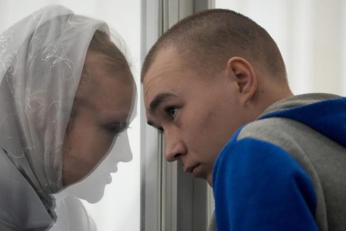 Ucrania condena a un ruso en el primer juicio de la guerra