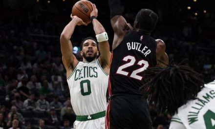 Tatum anota 31 y Celtics empatan 2-2 la serie con el Heat