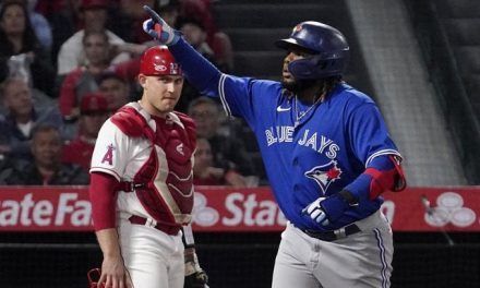 Guerrero Jr. le pega jonrón a Ohtani que poncha a 10 y pierde