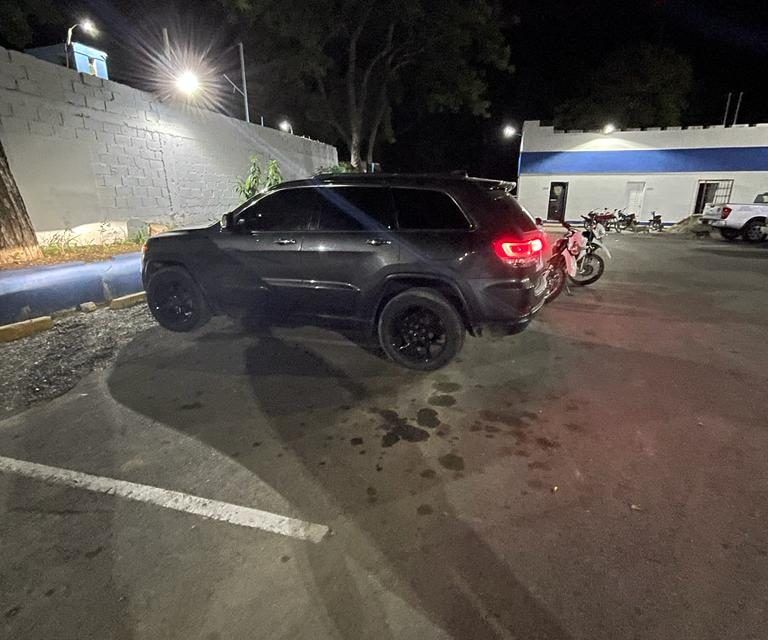Policía apresa dos hombres le ocupan armas de fuego, cargadores y vehiculó en que viajaban; sospechosos de haber herido de bala a una persona