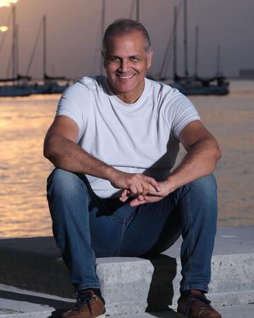 Carlos Alfredo se arrancó las raíces de la amargura, afirma, y ya escribe la verdad de su vida