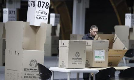 Colombia va altamente dividida a las urnas para elegir al próximo presidente