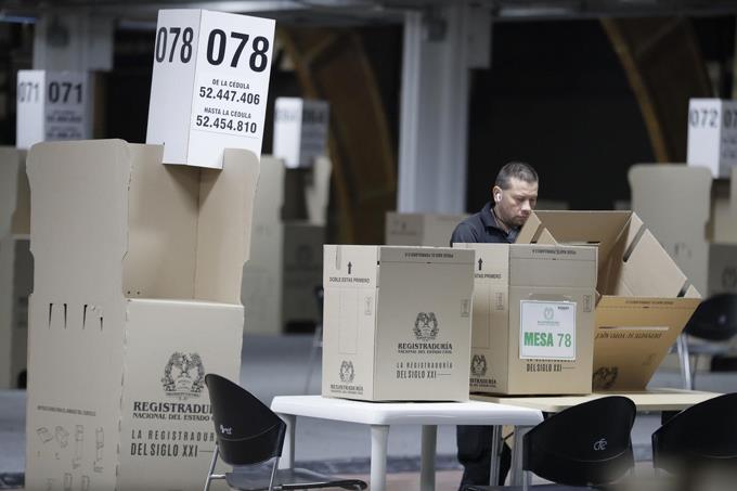 Colombia va altamente dividida a las urnas para elegir al próximo presidente