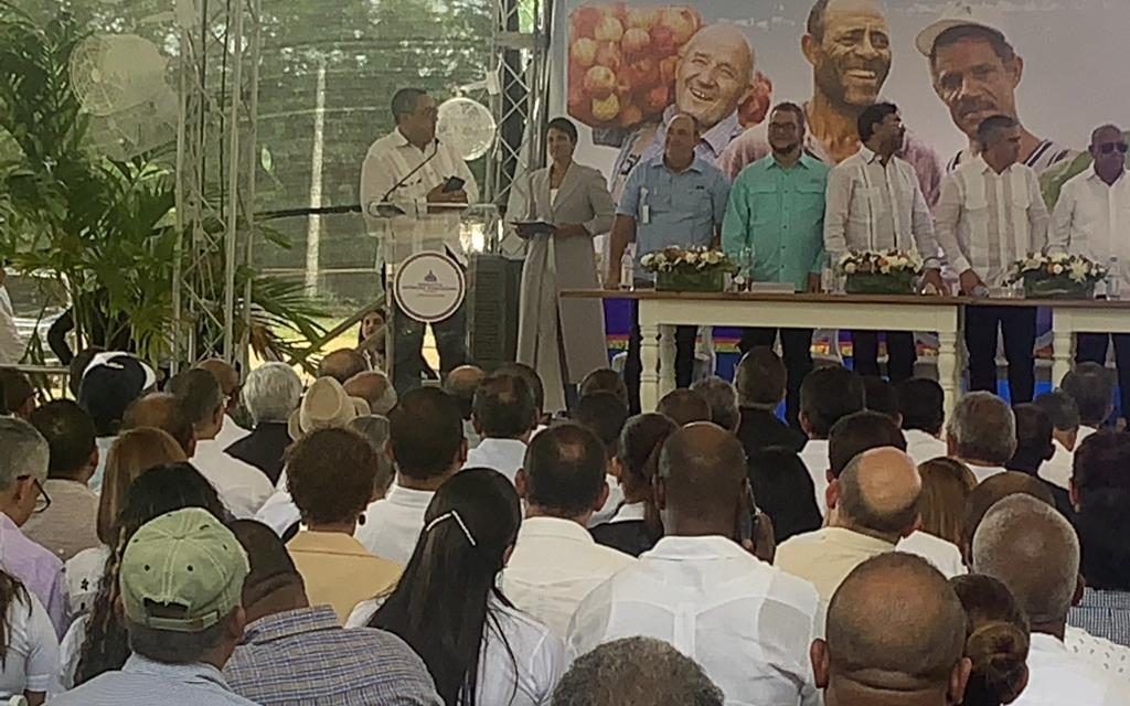 Coopesur resalta apoyo del Gobierno al sector productor lechero del país  José A. Thomas