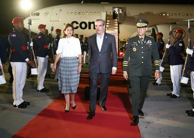 Presidente Abinader regresa al país desde Suiza