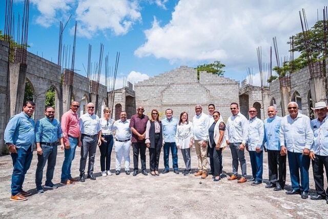 Gobierno entrega 20 millones de pesos para construcción de parroquias en Puerto Plata