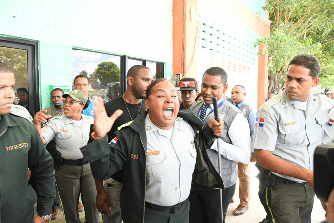 Solicitan arresto para 7 agentes violentos de la Digesett