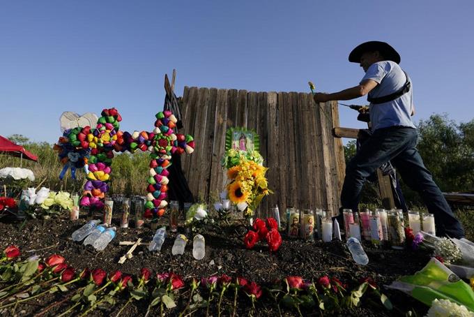 Muertos en San Antonio suman 53; familias buscan respuestas