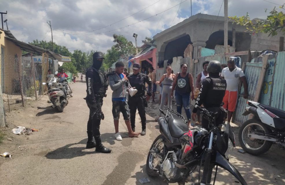 Policía Nacional en Baní desmantela punto de distribución de drogas