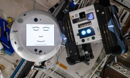Encuentro entre robots en el espacio tras años separados