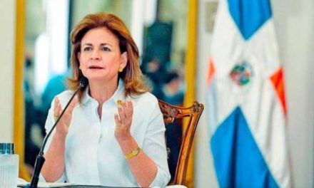 En graduación de la PUCMM Raquel Peña destaca que toda crisis trae progreso
