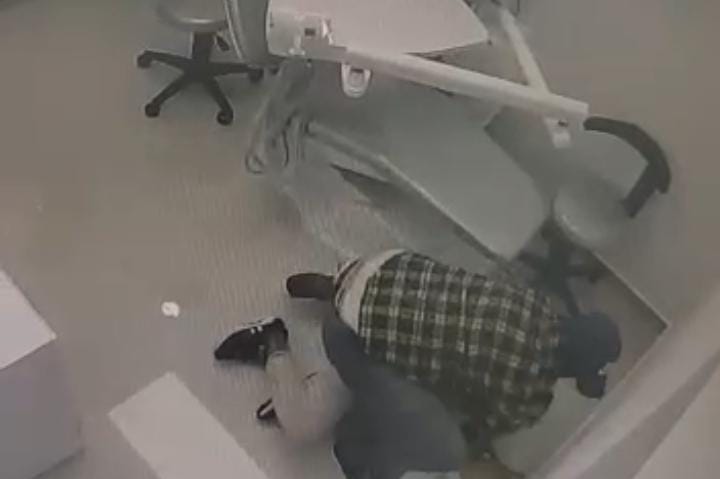 Hombre ingresa a consultorio y agrede brutalmente a la propietaria