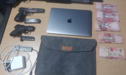 Policía captura a un hombre y a una mujer con tres armas de fuego, una laptop y RD$75,000