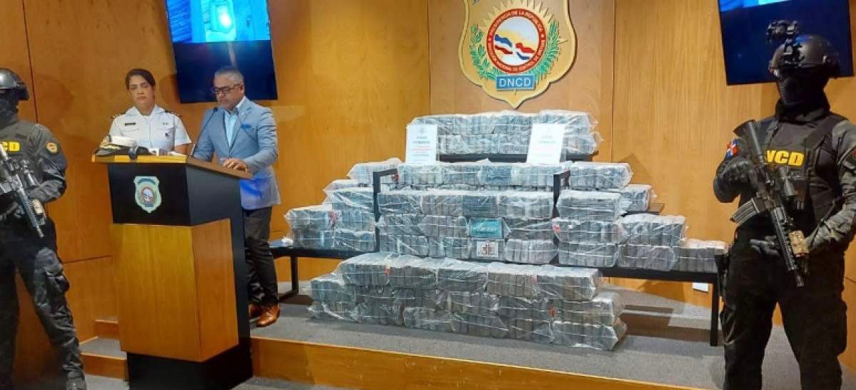 Ocupan 371 paquetes de cocaína a dos individuos en una embarcación en Peravia