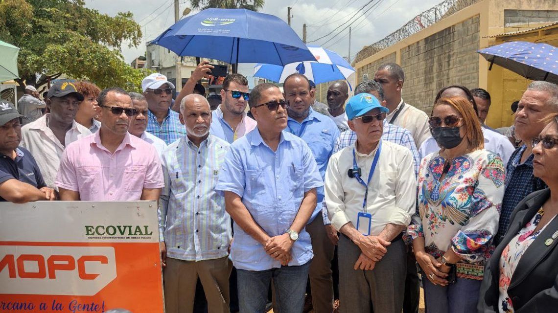 Obras Públicas y Ayuntamiento de Santo Domingo Este inician trabajos de asfalto, reparación y bacheo