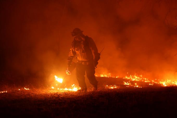 EEUU enfrenta calor extremo y un incendio forestal que crece en California