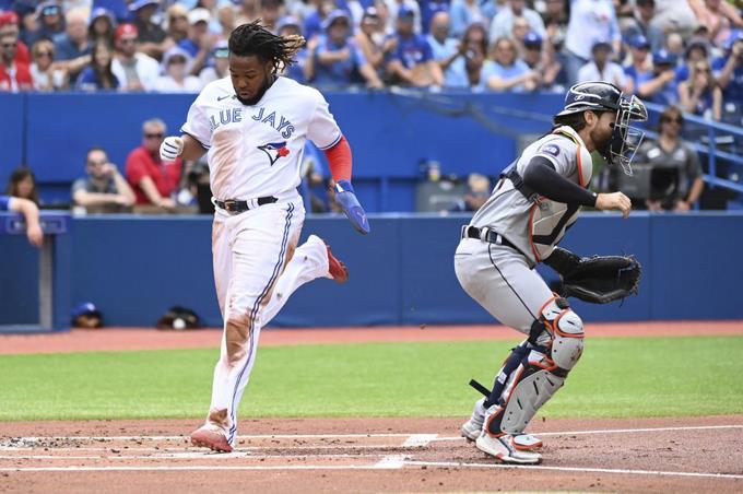 Azulejos vencen a Detroit, Hernández pega jonrón de tres carreras, Vladdy anota dos