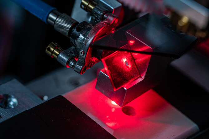 Piel artificial inteligente para detectar daños incipientes en edificios y otras grandes estructuras