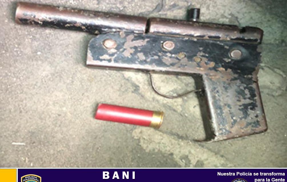 Miembros, P.N. de Acción Rápida detiene hombre con una chilena