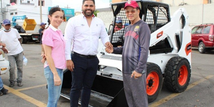 Ayuntamiento de San Francisco de Macorís recibe minicargador para recogida de escombros