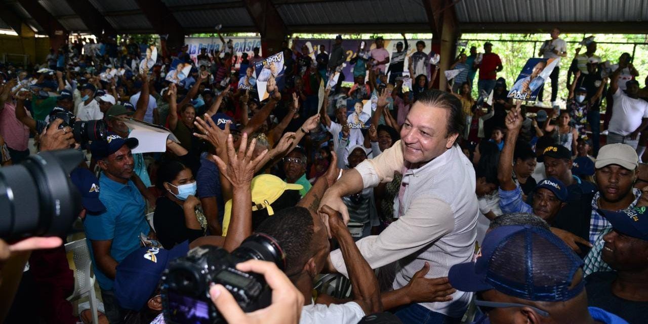Abel Martínez juramenta equipo coordinador de campaña en Santiago