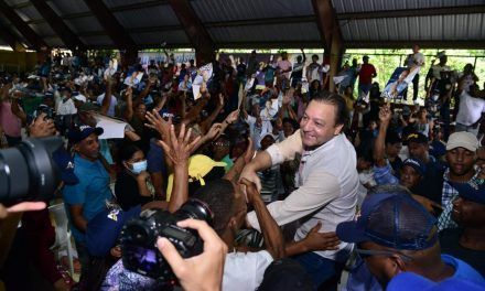 Abel Martínez juramenta equipo coordinador de campaña en Santiago