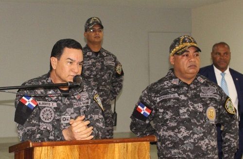 Then les exhorta a 61 oficiales subalternos actuar con transparencia
