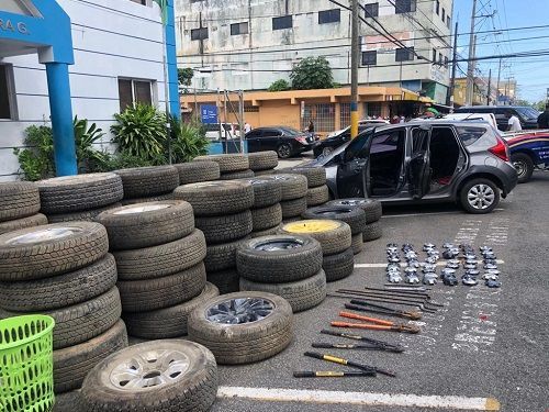 Apresan hombre en Los Trinitarios con 64 neumáticos y otras piezas de autos