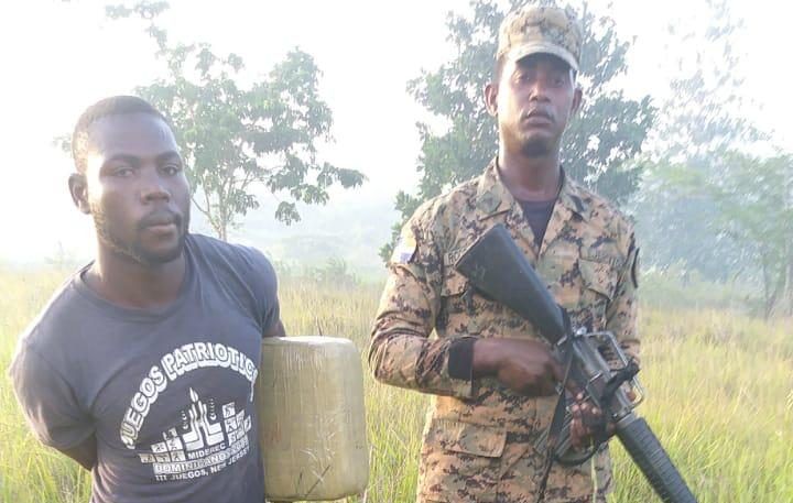 Miembros del Ejército apresan haitiano con presunta droga en Dajabón