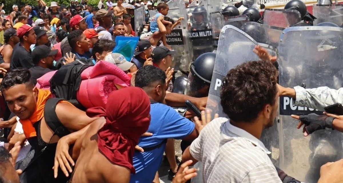 México: Caravana migrantes ataca oficina de migración