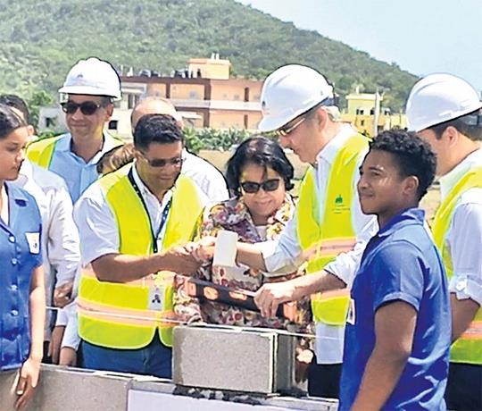 Abinader inicia una universidad, dos puentes y otras obras en Baní