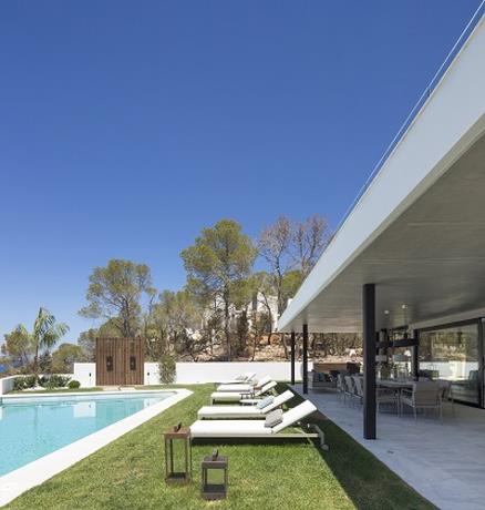 Agua, luz y naturaleza: las tres claves de decoración contra el calor