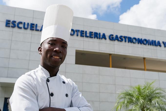 En el exigente mundo de la cocina, joven chef saborea el resultado de su esfuerzo