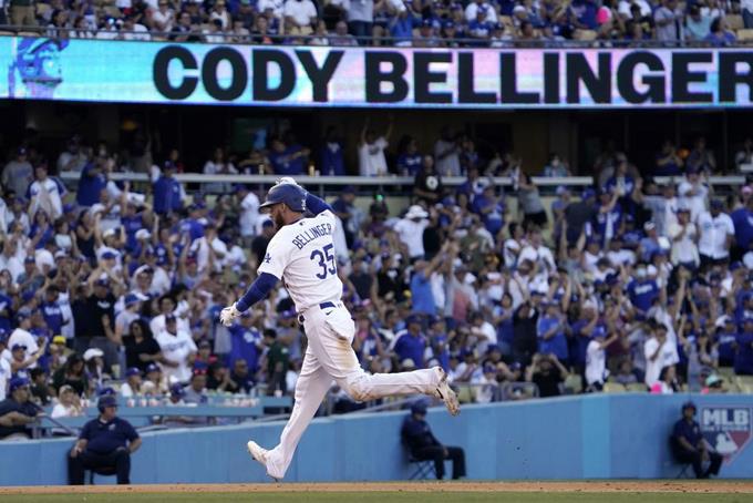 Bellinger da dos jonrones y Dodgers barren a los Padres