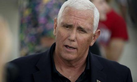 Mike Pence dice que no se llevó documentos secretos
