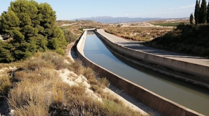 Canales de transvase de agua fotovoltaicos