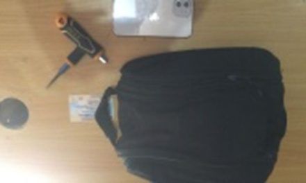 Hombre apresado con orden de arresto por robo de camioneta