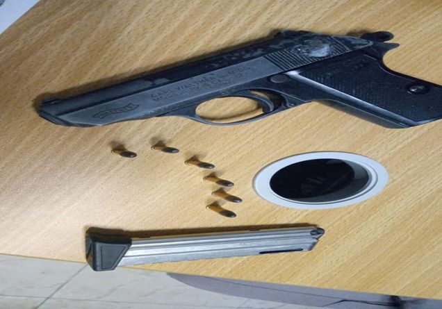 Policía de Baní ocupa armas de fuego y apresa un individuo con drogas