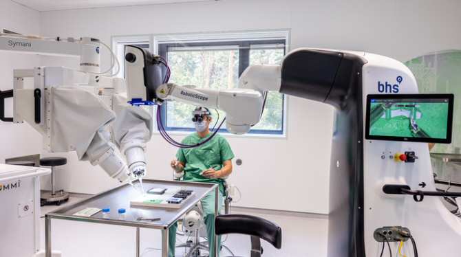Operan por vez primera personas con un sistema de microcirugía totalmente asistido por robots