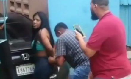 Arrestan mujer acusada de matar dos personas que jugaban tablero tras chocarlos con su carro