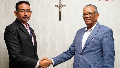 Director de Migración posesiona a Nelson Gutiérrez como director de comunicaciones de la entidad