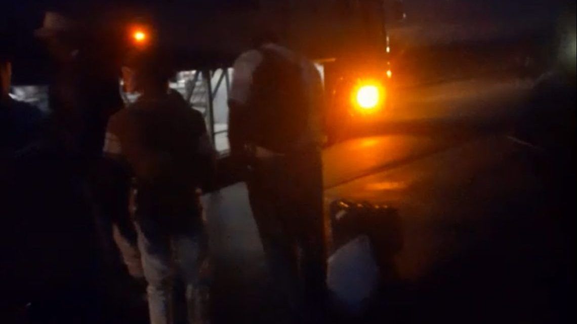 Migración detiene autobús y abandona a 40 pasajeros en cañaveral de la Autovía del Coral