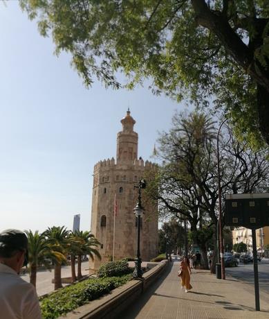 En Sevilla, España: desde Lonja del Barranco hasta la Torre del Oro