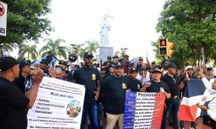 Policías pensionados marchan al Palacio y fiscales exigen aumento