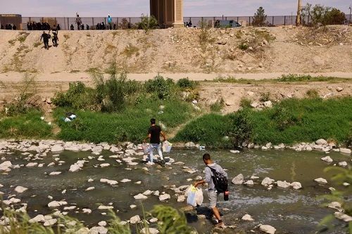 Represión y pobreza desencadenan migración récord en las Américas