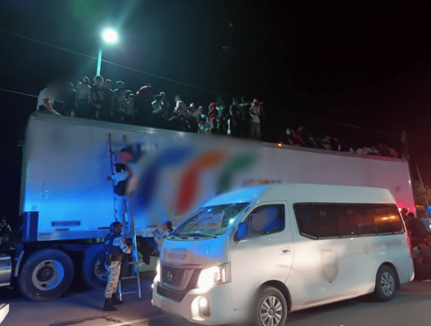 Hallan 153 migrantes abandonados en camión en sur de México