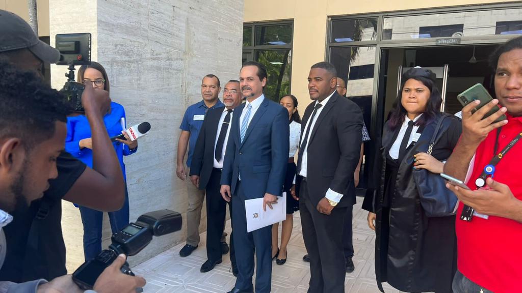 Senador Silva demanda a Energía y Minas por no entregar contratos de empresas que extraen oro